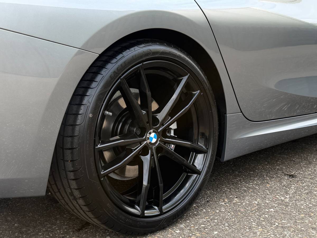 BMW 3 Serie BMW 3-Serie 320i M-Sport Shadowline Harman Kardon LCI