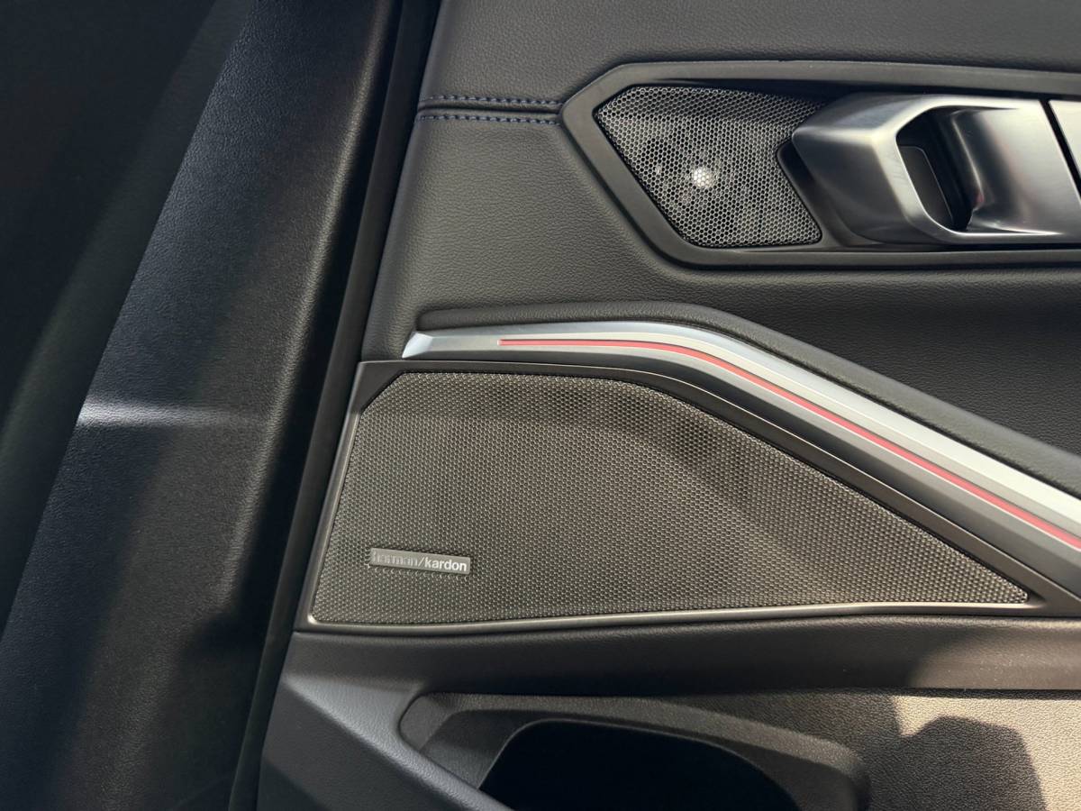 BMW 3 Serie BMW 3-Serie 320i M-Sport Shadowline Harman Kardon LCI