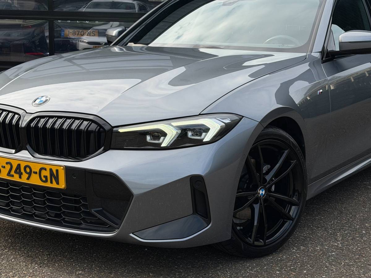 BMW 3 Serie BMW 3-Serie 320i M-Sport Shadowline Harman Kardon LCI