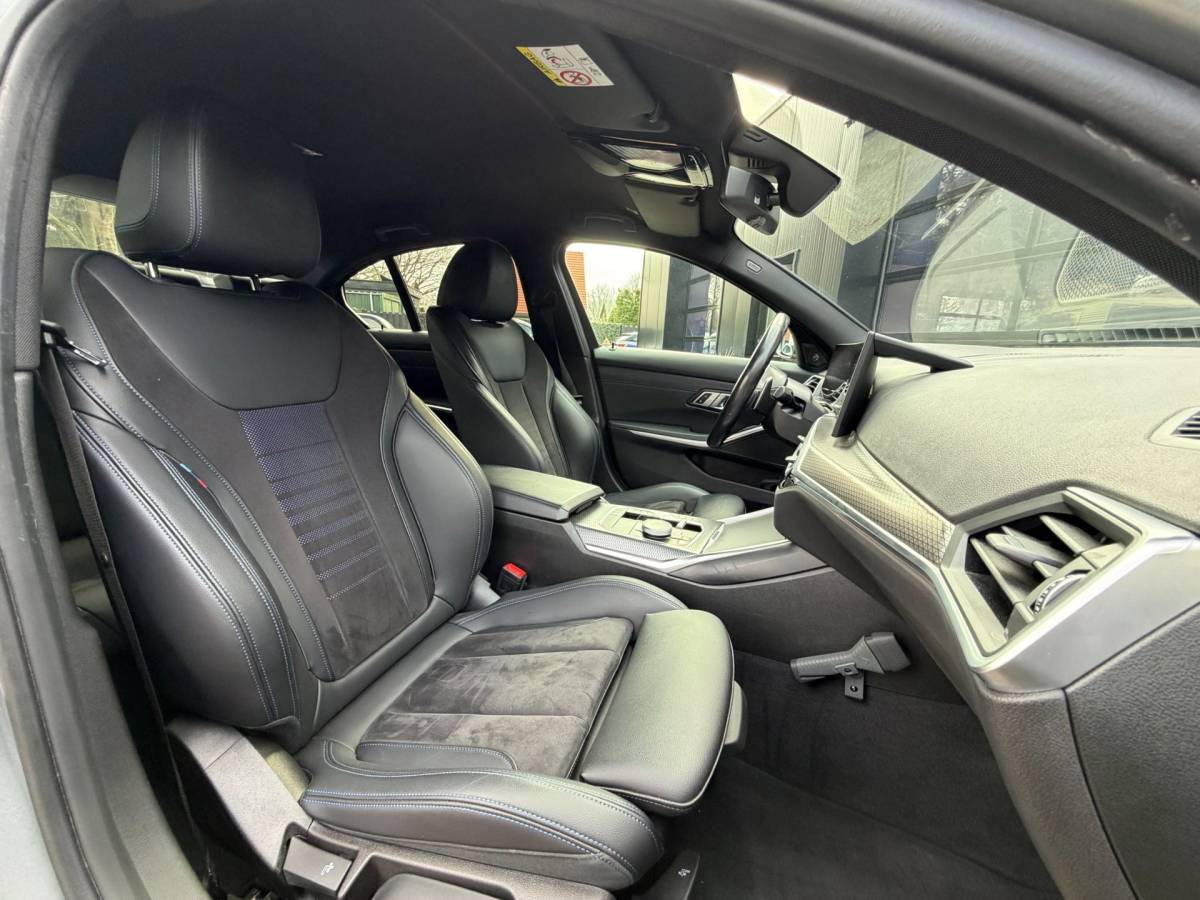 BMW 3 Serie BMW 3-Serie 320i M-Sport Shadowline Harman Kardon LCI