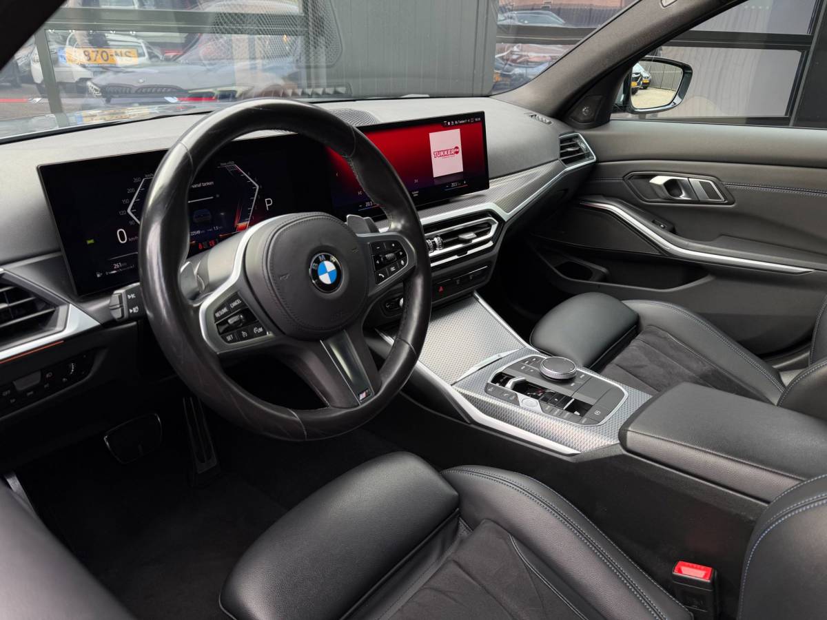 BMW 3 Serie BMW 3-Serie 320i M-Sport Shadowline Harman Kardon LCI