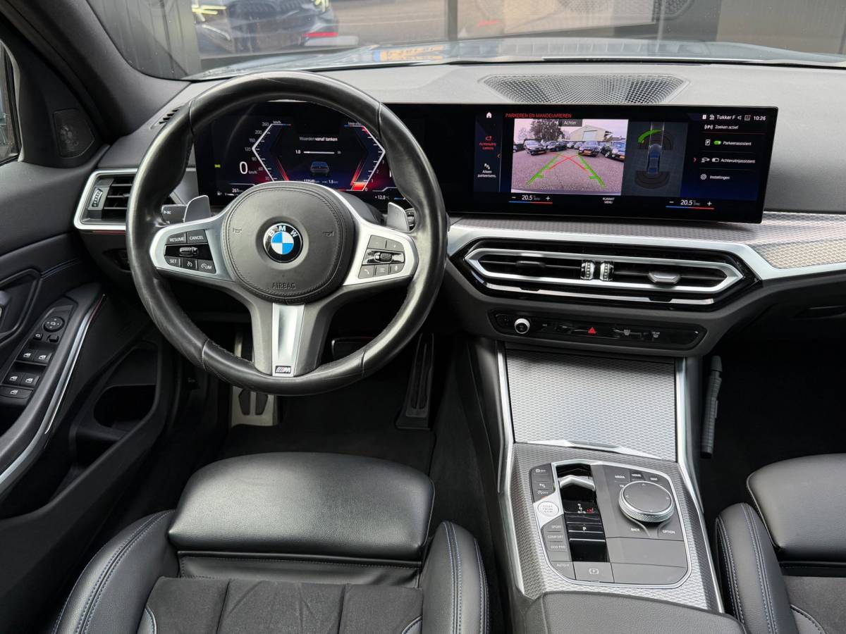 BMW 3 Serie BMW 3-Serie 320i M-Sport Shadowline Harman Kardon LCI