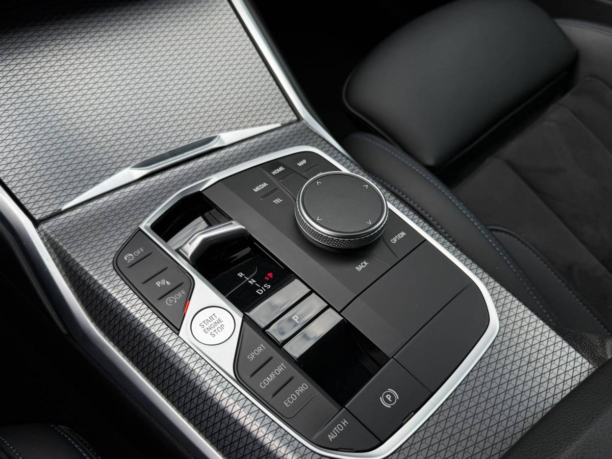 BMW 3 Serie BMW 3-Serie 320i M-Sport Shadowline Harman Kardon LCI