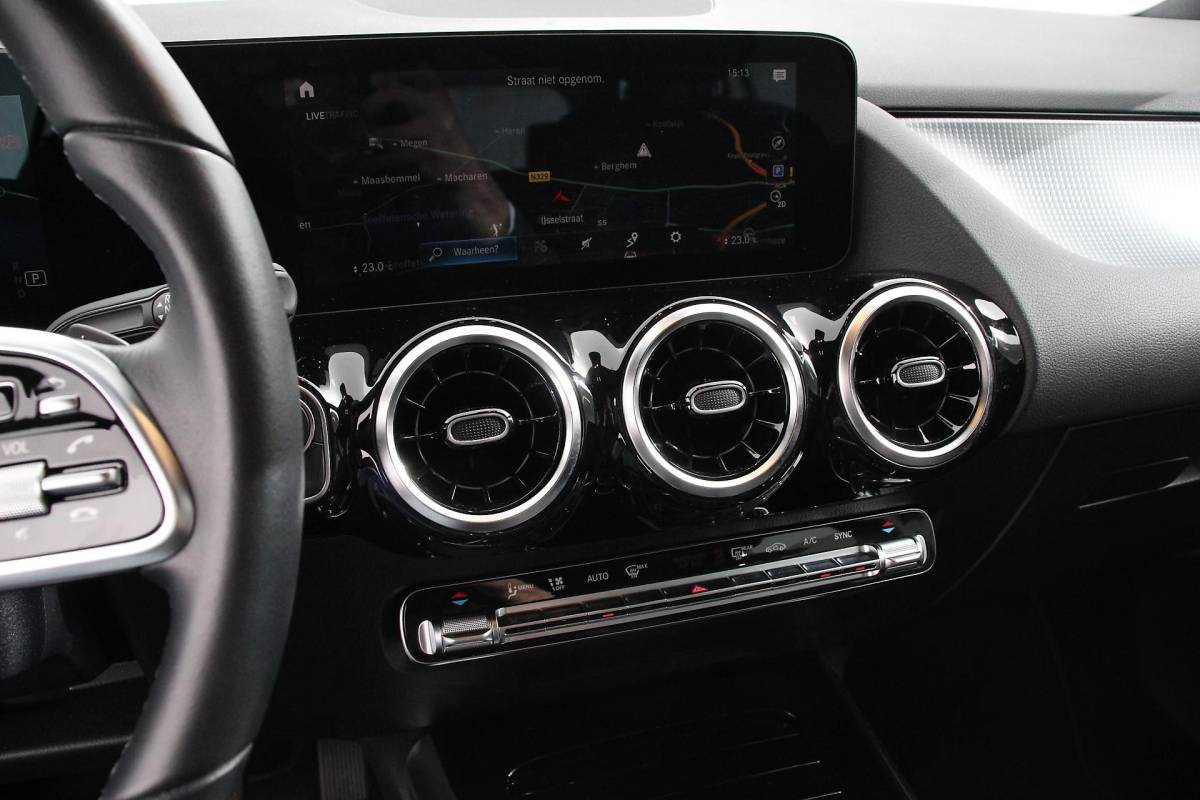 Mercedes-Benz GLA Mercedes-Benz GLA-klasse 200 163pk Automaat Progressive Navigatie Climate Control Camera Parkeer sensoren Stoelverwarming DAB Lichtmetalen velgen 18″ Electrisch bedienbare achterklep