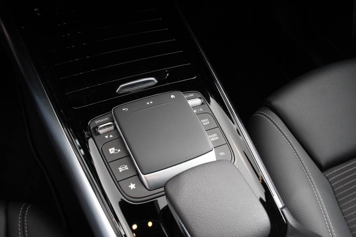 Mercedes-Benz GLA Mercedes-Benz GLA-klasse 200 163pk Automaat Progressive Navigatie Climate Control Camera Parkeer sensoren Stoelverwarming DAB Lichtmetalen velgen 18″ Electrisch bedienbare achterklep