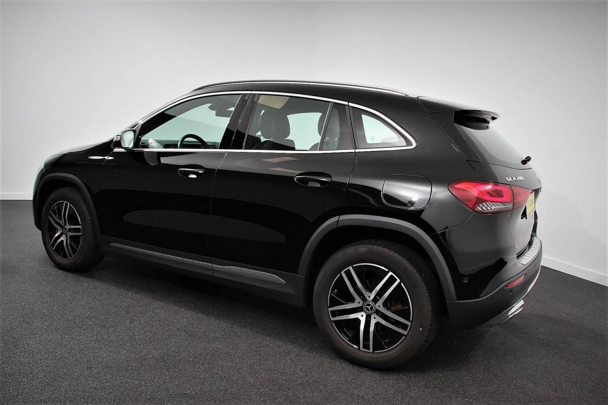 Mercedes-Benz GLA Mercedes-Benz GLA-klasse 200 163pk Automaat Progressive Navigatie Climate Control Camera Parkeer sensoren Stoelverwarming DAB Lichtmetalen velgen 18″ Electrisch bedienbare achterklep