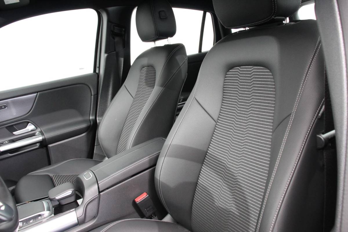 Mercedes-Benz GLA Mercedes-Benz GLA-klasse 200 163pk Automaat Progressive Navigatie Climate Control Camera Parkeer sensoren Stoelverwarming DAB Lichtmetalen velgen 18″ Electrisch bedienbare achterklep