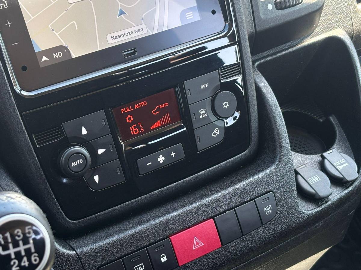 Citroën Jumper Citroen Jumper Dubbele cabine 2.2 BlueHDi 140pk L3H2 3.3t | 7 zitplaatsen | Navigatie | Cruise control | Trekhaak | Parkeersensoren | Sidesteps | Lichtmetalen velgen | Carplay/ Android Auto