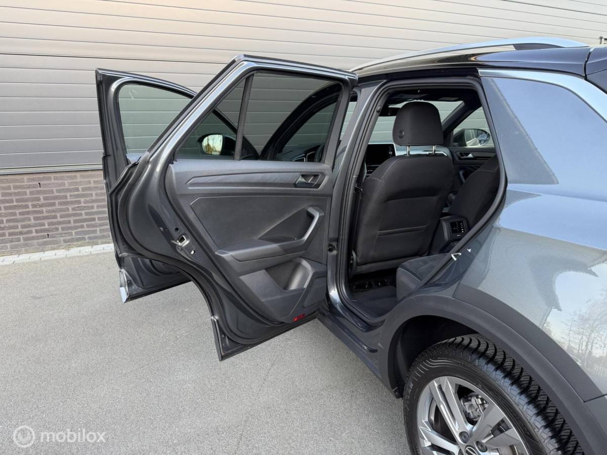 Volkswagen T-Roc Volkswagen T-Roc 1.5 TSI DSG R-Line ADABCR*HAAK*CAMERA*CARPLAY