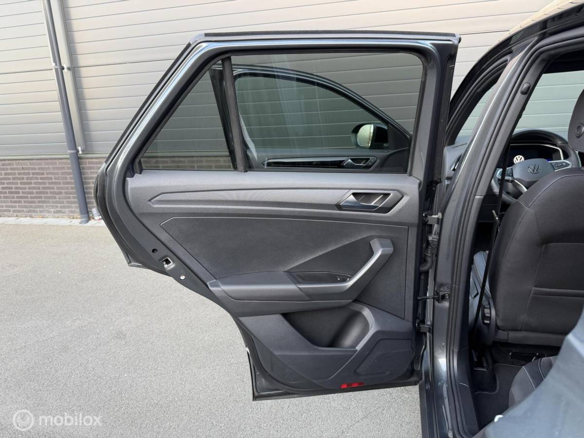 Volkswagen T-Roc Volkswagen T-Roc 1.5 TSI DSG R-Line ADABCR*HAAK*CAMERA*CARPLAY