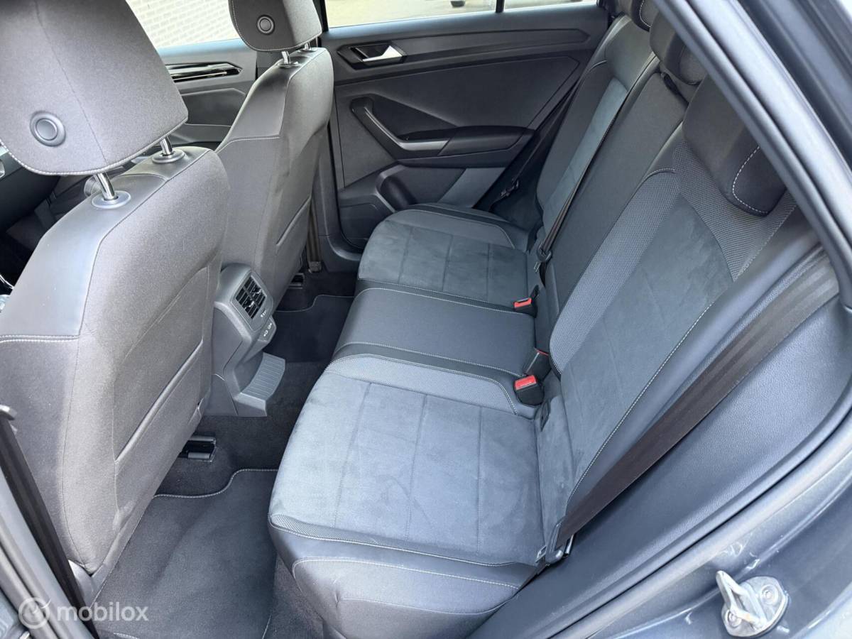 Volkswagen T-Roc Volkswagen T-Roc 1.5 TSI DSG R-Line ADABCR*HAAK*CAMERA*CARPLAY