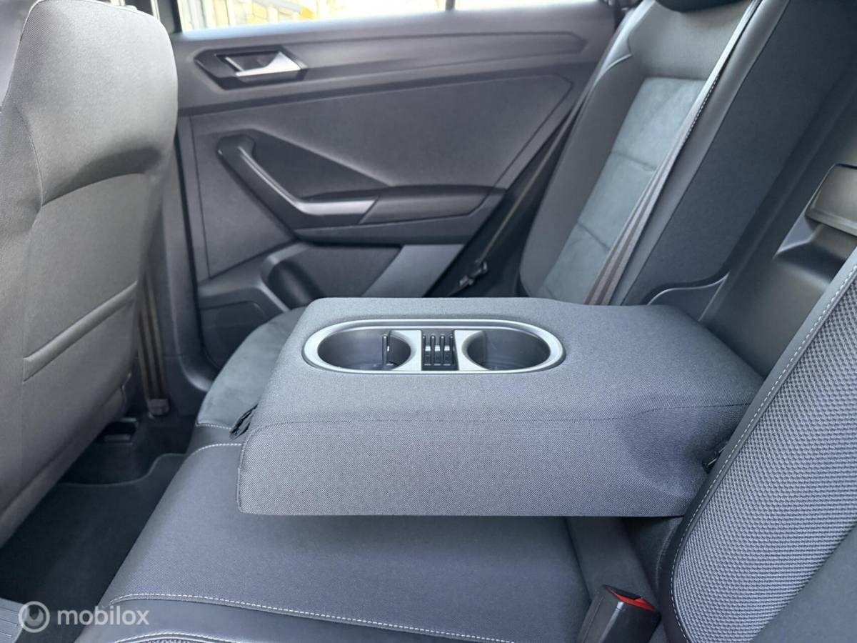 Volkswagen T-Roc Volkswagen T-Roc 1.5 TSI DSG R-Line ADABCR*HAAK*CAMERA*CARPLAY