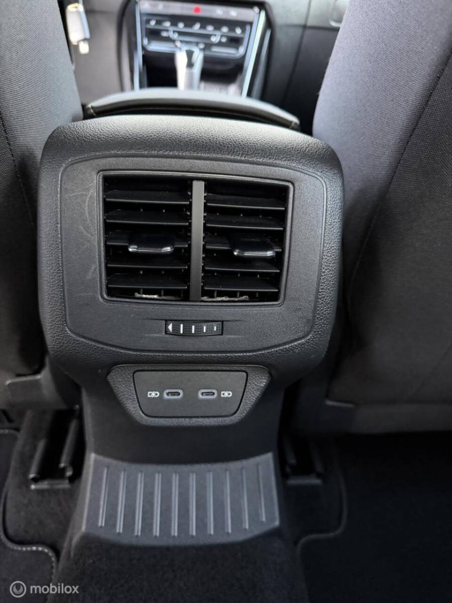 Volkswagen T-Roc Volkswagen T-Roc 1.5 TSI DSG R-Line ADABCR*HAAK*CAMERA*CARPLAY