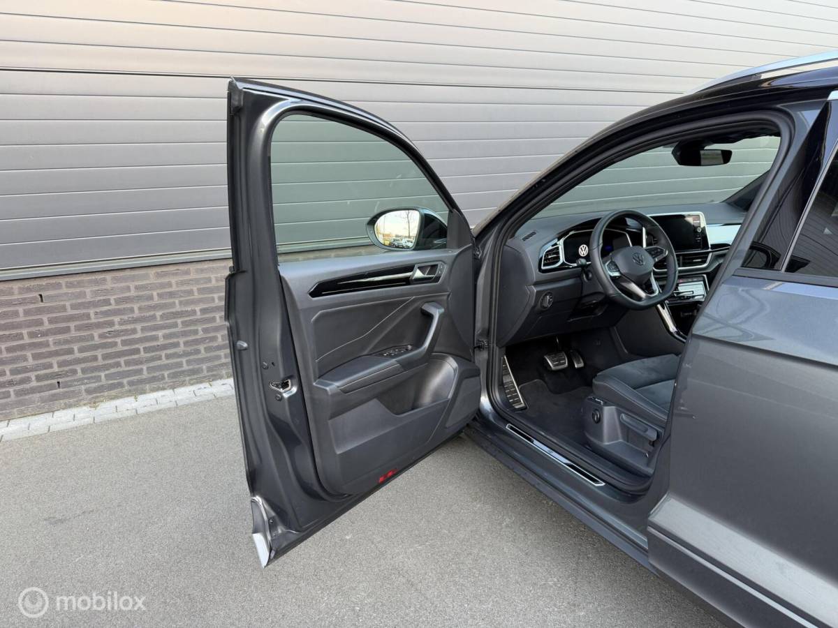 Volkswagen T-Roc Volkswagen T-Roc 1.5 TSI DSG R-Line ADABCR*HAAK*CAMERA*CARPLAY