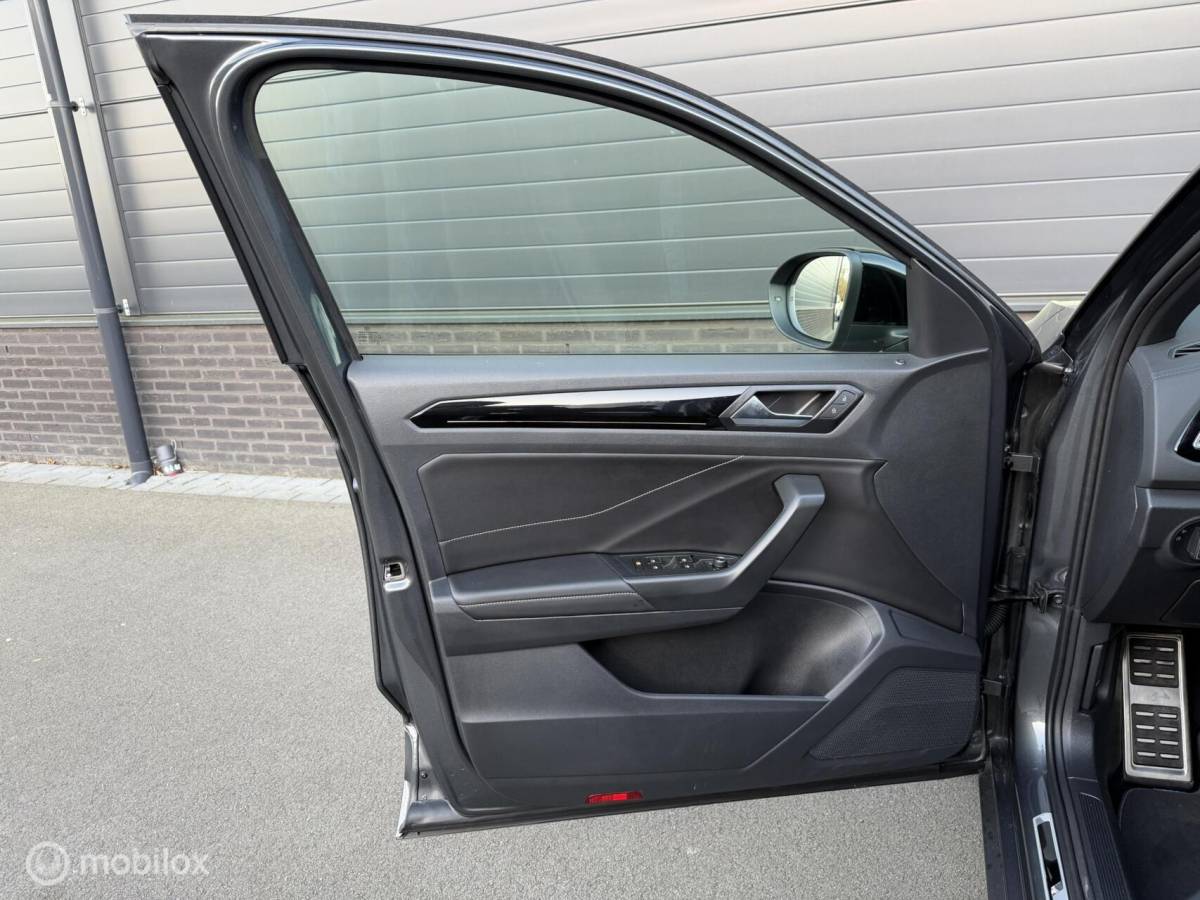 Volkswagen T-Roc Volkswagen T-Roc 1.5 TSI DSG R-Line ADABCR*HAAK*CAMERA*CARPLAY