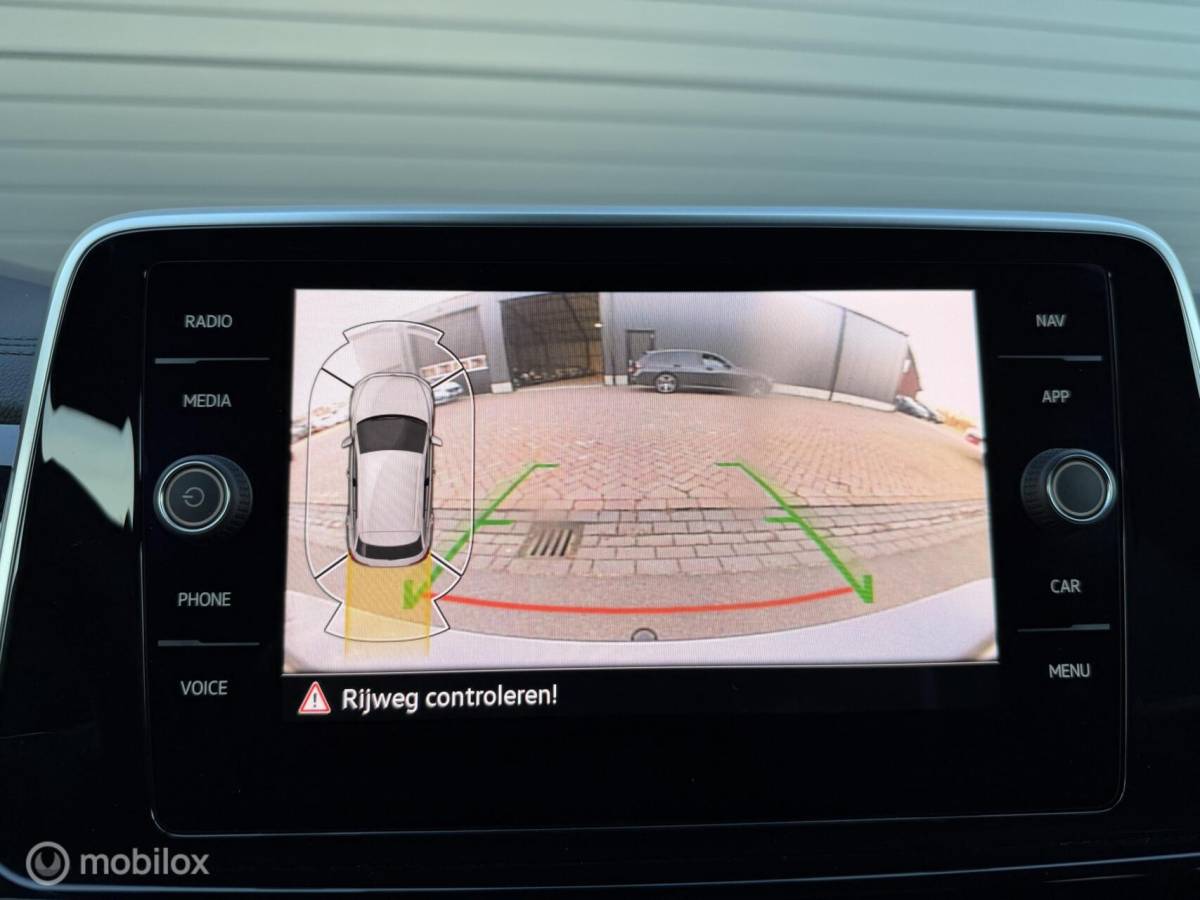 Volkswagen T-Roc Volkswagen T-Roc 1.5 TSI DSG R-Line ADABCR*HAAK*CAMERA*CARPLAY