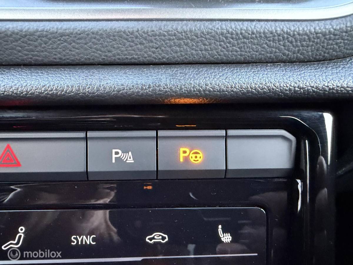 Volkswagen T-Roc Volkswagen T-Roc 1.5 TSI DSG R-Line ADABCR*HAAK*CAMERA*CARPLAY