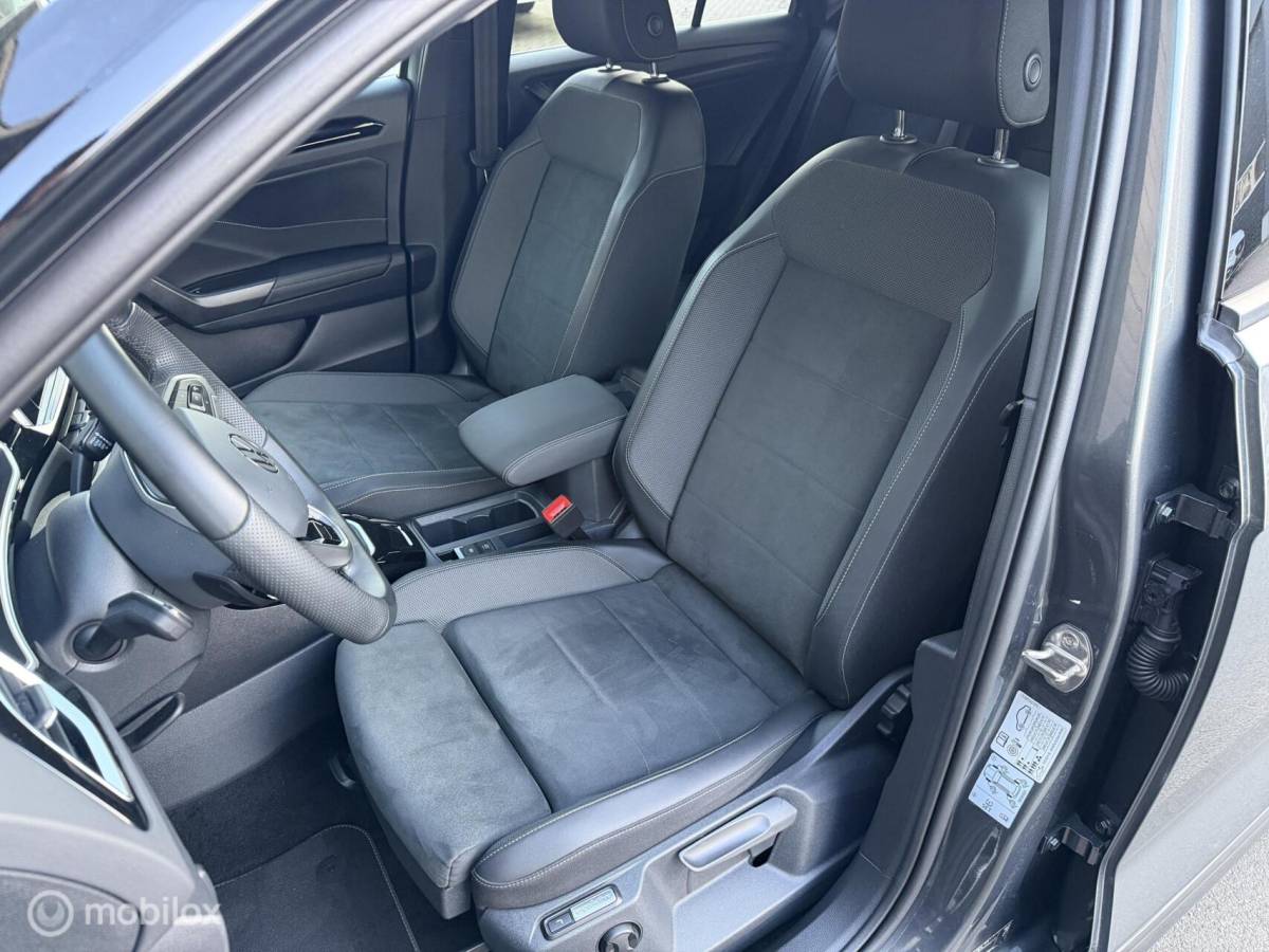 Volkswagen T-Roc Volkswagen T-Roc 1.5 TSI DSG R-Line ADABCR*HAAK*CAMERA*CARPLAY