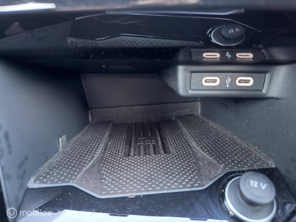 Volkswagen T-Roc Volkswagen T-Roc 1.5 TSI DSG R-Line ADABCR*HAAK*CAMERA*CARPLAY