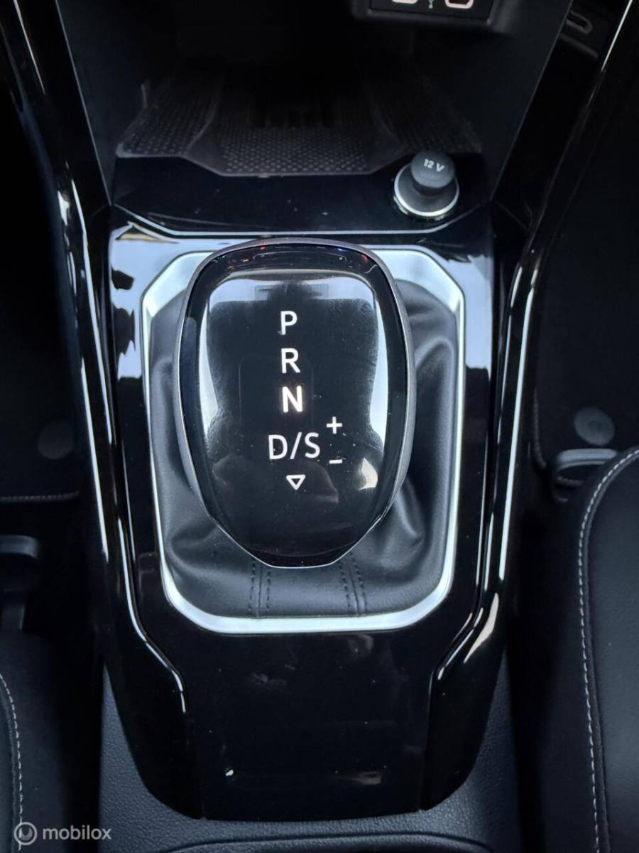 Volkswagen T-Roc Volkswagen T-Roc 1.5 TSI DSG R-Line ADABCR*HAAK*CAMERA*CARPLAY