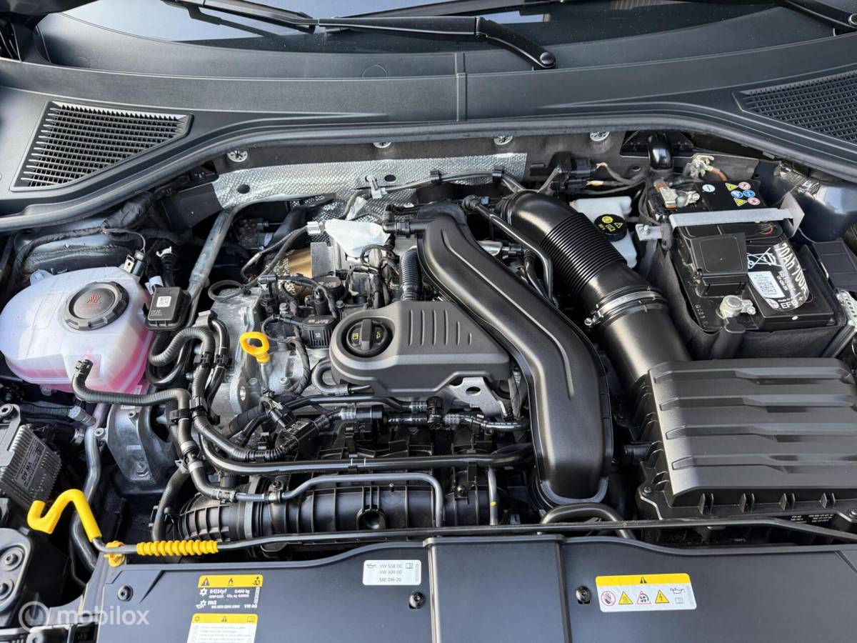Volkswagen T-Roc Volkswagen T-Roc 1.5 TSI DSG R-Line ADABCR*HAAK*CAMERA*CARPLAY