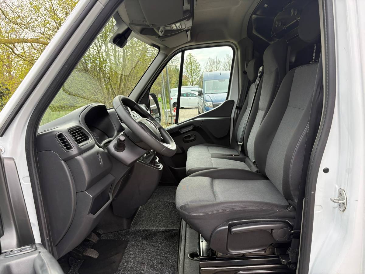 Renault Master Renault Master T35 2.3 dCi 135 L2H2 Comfort, AIRCO, parkeersensoren, drie zitplaatsen, NAP, 2500 KG trekken