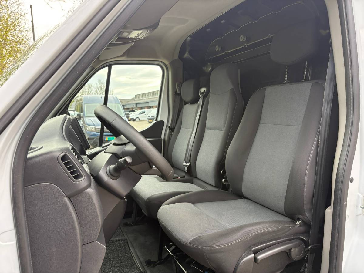 Renault Master Renault Master T35 2.3 dCi 135 L2H2 Comfort, AIRCO, parkeersensoren, drie zitplaatsen, NAP, 2500 KG trekken