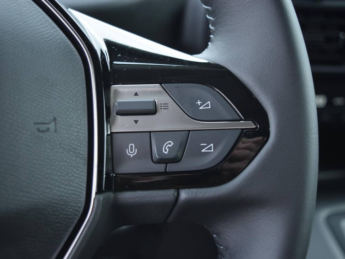 Peugeot e-Partner Peugeot e-Partner 136 L2 50 kWh | HOUTEN BETIMMERING |  2X SCHUIFDEUR | 16″ LMV | PACK WINTER | NAVI | CAMERA | CRUISE CONTROL