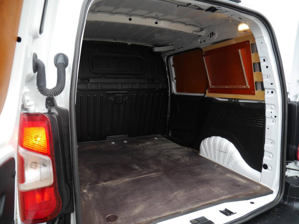 Opel Combo Opel Combo 1.5D 100pk L1H1 Edition | Airconditioning | Bluetooth | Cruise control | Laadruimte betimmering | Zijschuifdeur