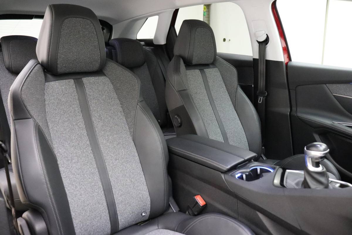 Peugeot 3008 Peugeot 3008 1.2 PureTech Allure | Apple Carplay/Android Auto | Cruise Control | Climate Control | Parkeercamera | Navigatie systeem full map |