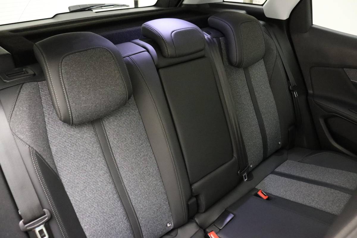 Peugeot 3008 Peugeot 3008 1.2 PureTech Allure | Apple Carplay/Android Auto | Cruise Control | Climate Control | Parkeercamera | Navigatie systeem full map |