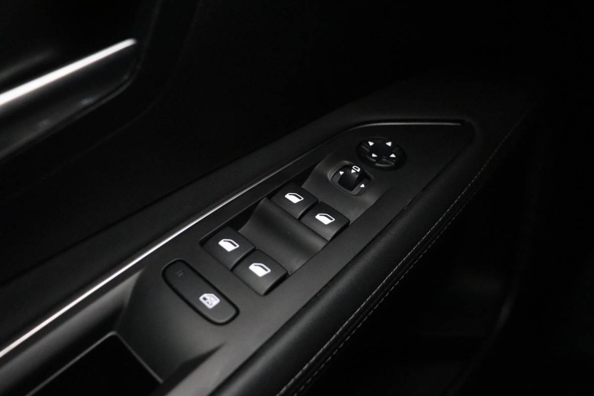 Peugeot 3008 Peugeot 3008 1.2 PureTech Allure | Apple Carplay/Android Auto | Cruise Control | Climate Control | Parkeercamera | Navigatie systeem full map |