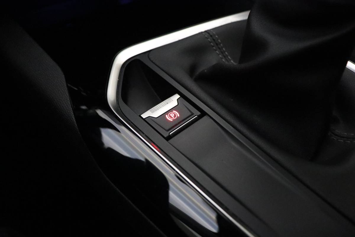 Peugeot 3008 Peugeot 3008 1.2 PureTech Allure | Apple Carplay/Android Auto | Cruise Control | Climate Control | Parkeercamera | Navigatie systeem full map |