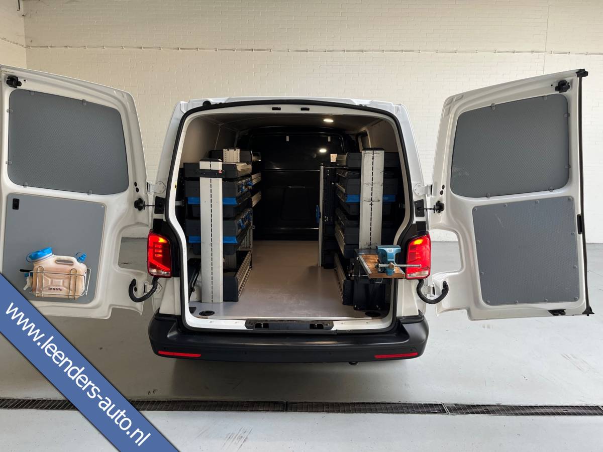 Volkswagen Transporter Volkswagen Transporter Automaat Servicewagen 2.0 TDI 150PK euro6 L2H1 3Persoons, Airco, Navigatie, CruiseControl, RIJKLAARPRIJS!