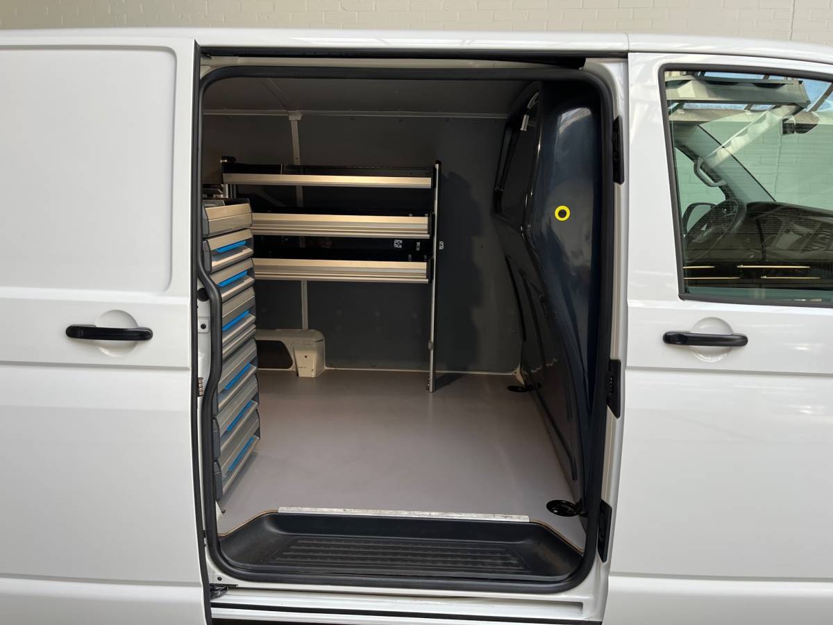 Volkswagen Transporter Volkswagen Transporter Automaat Servicewagen 2.0 TDI 150PK euro6 L2H1 3Persoons, Airco, Navigatie, CruiseControl, RIJKLAARPRIJS!