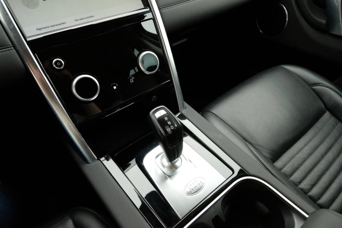 Land Rover Discovery Sport Land Rover Discovery Sport P300e 1.5 S 309 PK | 360 graden camera | Lederen bekleding | SOH 92,3% | Elektrische Stoelen | Navigatie | DAB
