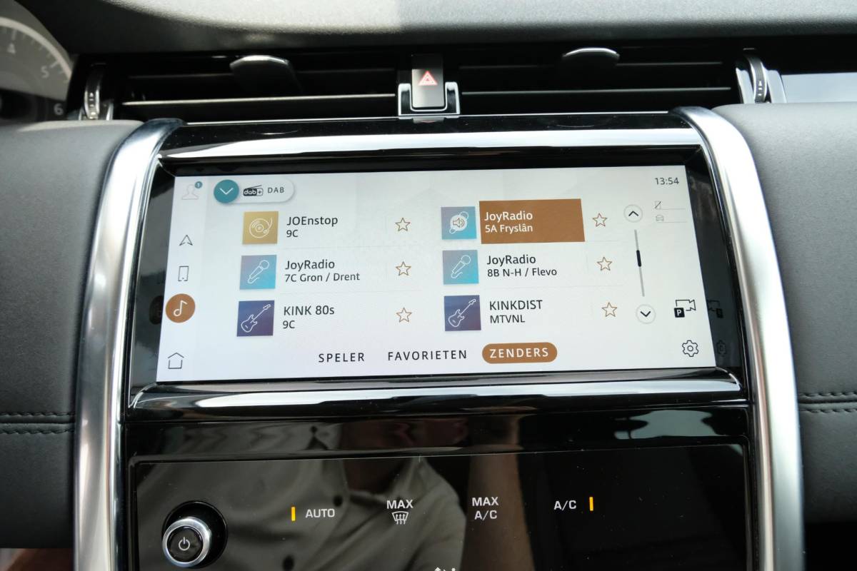 Land Rover Discovery Sport Land Rover Discovery Sport P300e 1.5 S 309 PK | 360 graden camera | Lederen bekleding | SOH 92,3% | Elektrische Stoelen | Navigatie | DAB