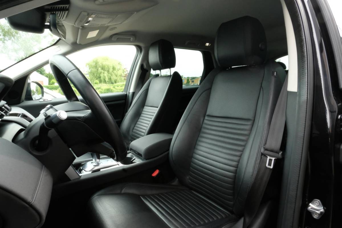 Land Rover Discovery Sport Land Rover Discovery Sport P300e 1.5 S 309 PK | 360 graden camera | Lederen bekleding | SOH 92,3% | Elektrische Stoelen | Navigatie | DAB