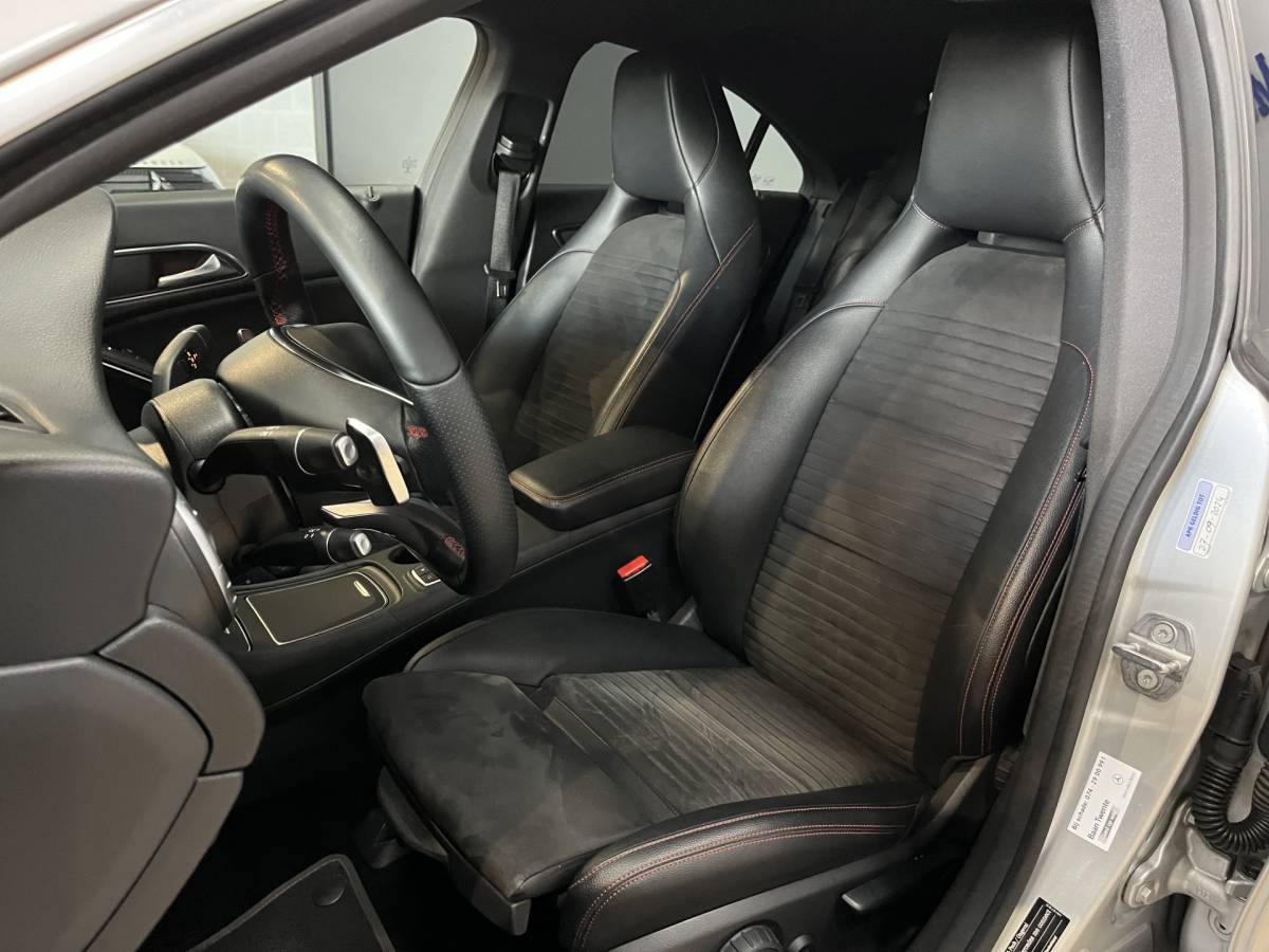 Mercedes-Benz CLA Mercedes-Benz CLA-klasse 180 Business Solution AMG Line | Airco ECC | LED | Navigatie | Stoelverwarming | Camera | 18″ velgen | Isofix | NAP |