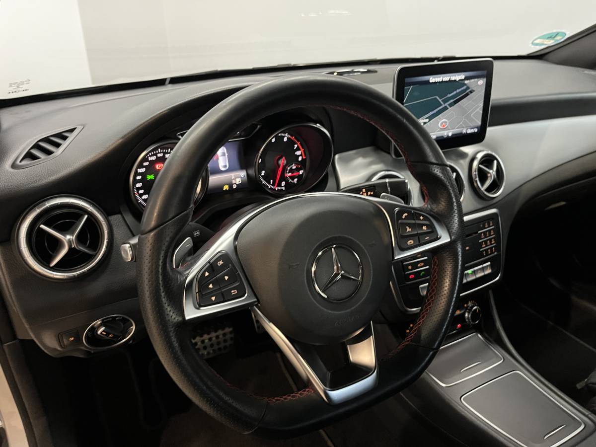 Mercedes-Benz CLA Mercedes-Benz CLA-klasse 180 Business Solution AMG Line | Airco ECC | LED | Navigatie | Stoelverwarming | Camera | 18″ velgen | Isofix | NAP |
