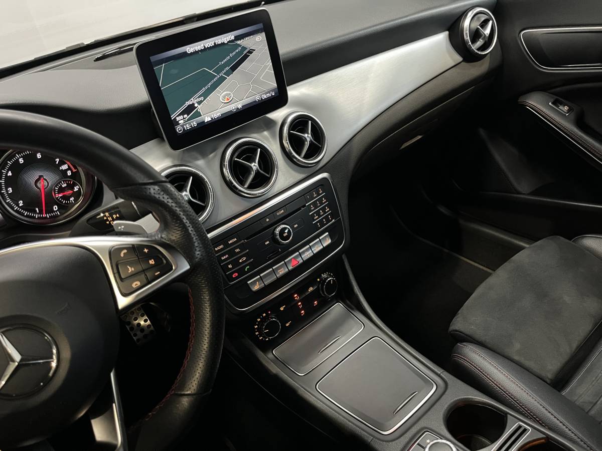 Mercedes-Benz CLA Mercedes-Benz CLA-klasse 180 Business Solution AMG Line | Airco ECC | LED | Navigatie | Stoelverwarming | Camera | 18″ velgen | Isofix | NAP |