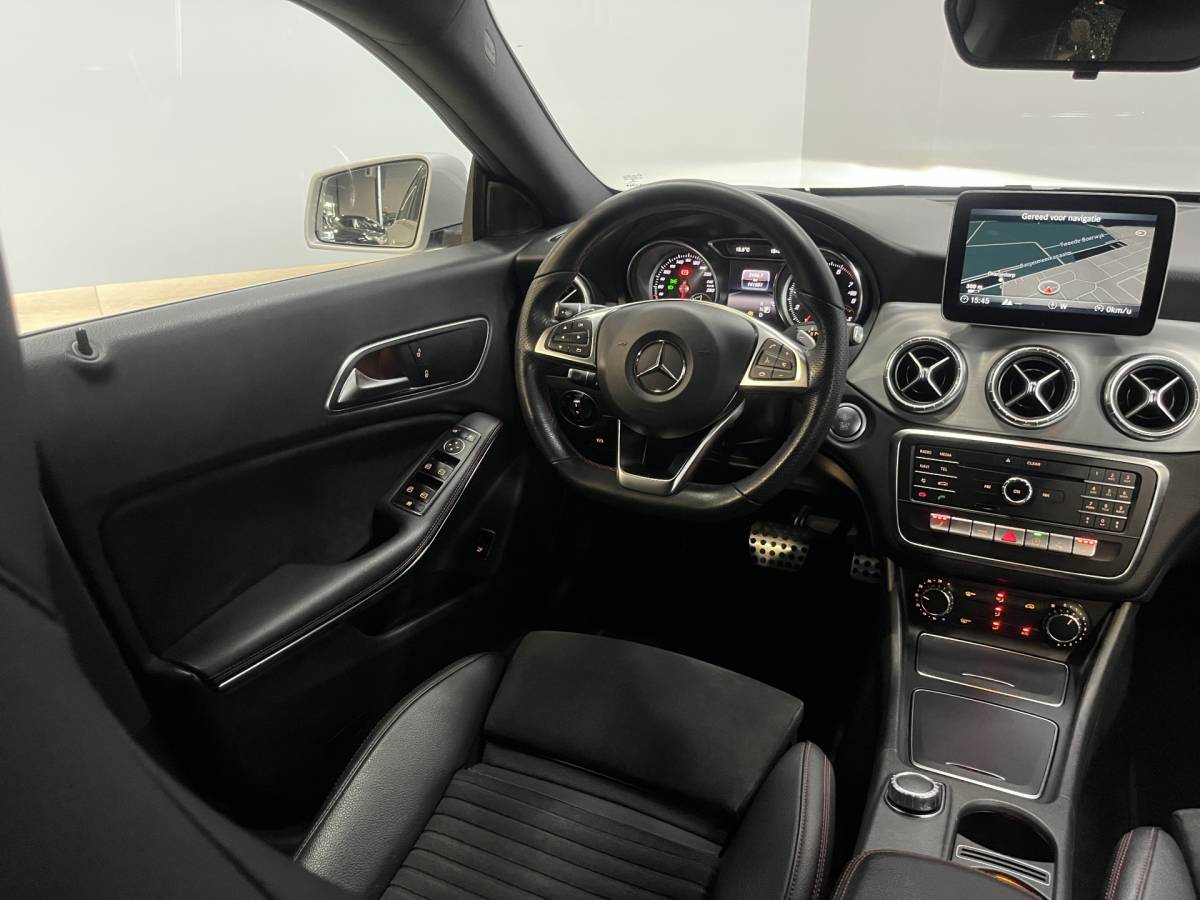 Mercedes-Benz CLA Mercedes-Benz CLA-klasse 180 Business Solution AMG Line | Airco ECC | LED | Navigatie | Stoelverwarming | Camera | 18″ velgen | Isofix | NAP |