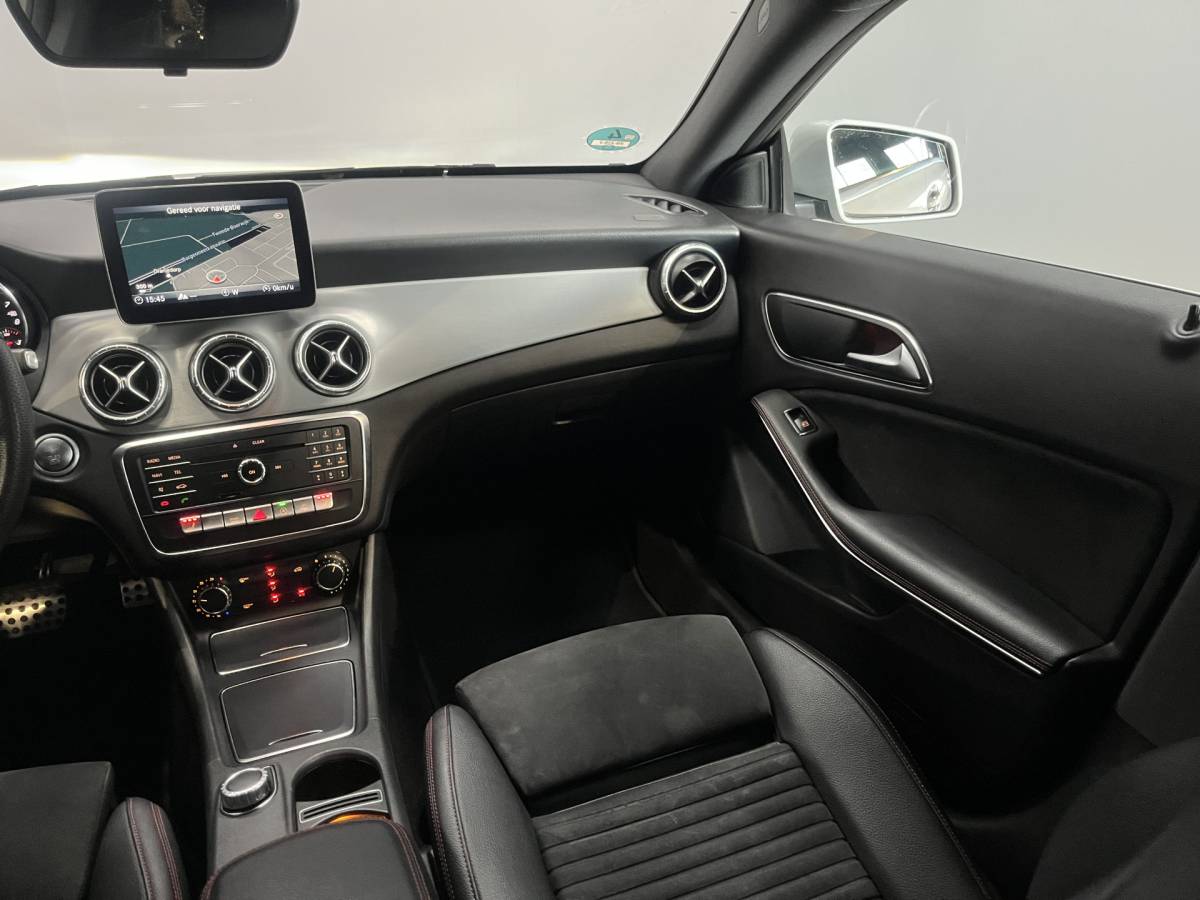 Mercedes-Benz CLA Mercedes-Benz CLA-klasse 180 Business Solution AMG Line | Airco ECC | LED | Navigatie | Stoelverwarming | Camera | 18″ velgen | Isofix | NAP |