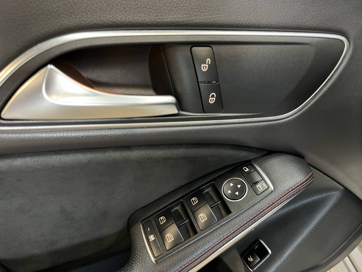 Mercedes-Benz CLA Mercedes-Benz CLA-klasse 180 Business Solution AMG Line | Airco ECC | LED | Navigatie | Stoelverwarming | Camera | 18″ velgen | Isofix | NAP |