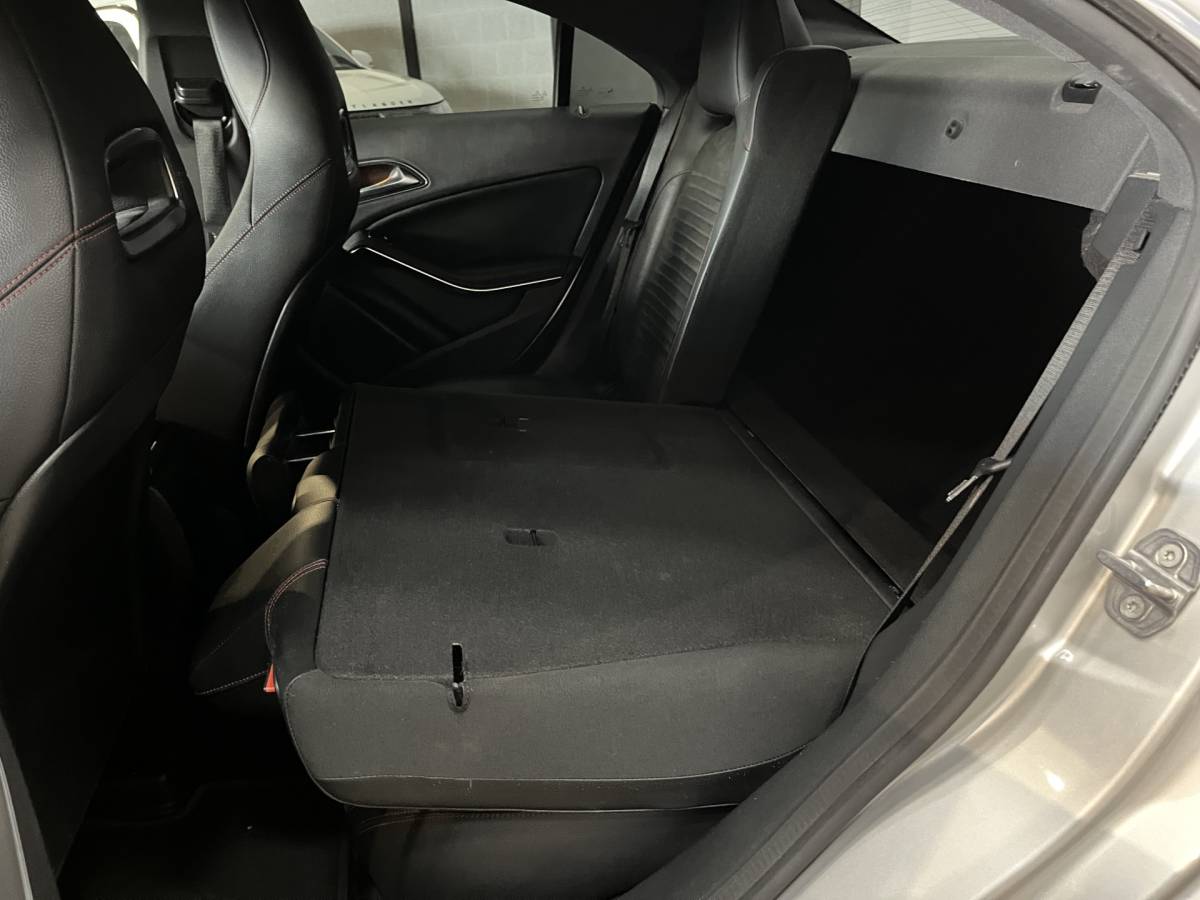 Mercedes-Benz CLA Mercedes-Benz CLA-klasse 180 Business Solution AMG Line | Airco ECC | LED | Navigatie | Stoelverwarming | Camera | 18″ velgen | Isofix | NAP |
