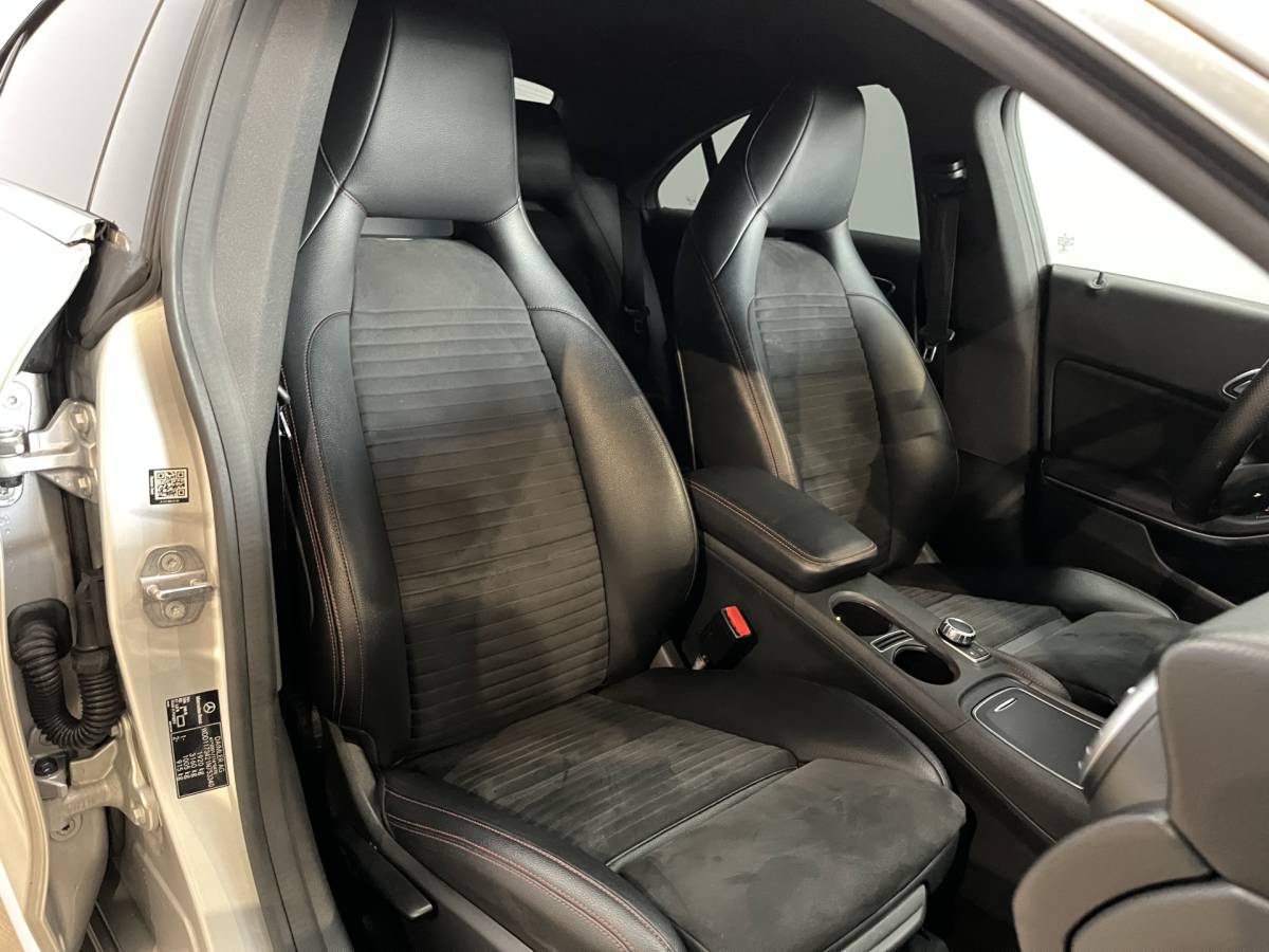 Mercedes-Benz CLA Mercedes-Benz CLA-klasse 180 Business Solution AMG Line | Airco ECC | LED | Navigatie | Stoelverwarming | Camera | 18″ velgen | Isofix | NAP |
