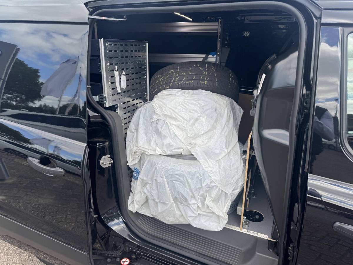 Ford Transit Connect Ford Transit Connect 1.0 Ecoboost L2 Trend SCI | | 100pk | Navigatie | Cruise Control | Ingerichte Laadruimte | 3 Zitplaatsen | Winter Pack