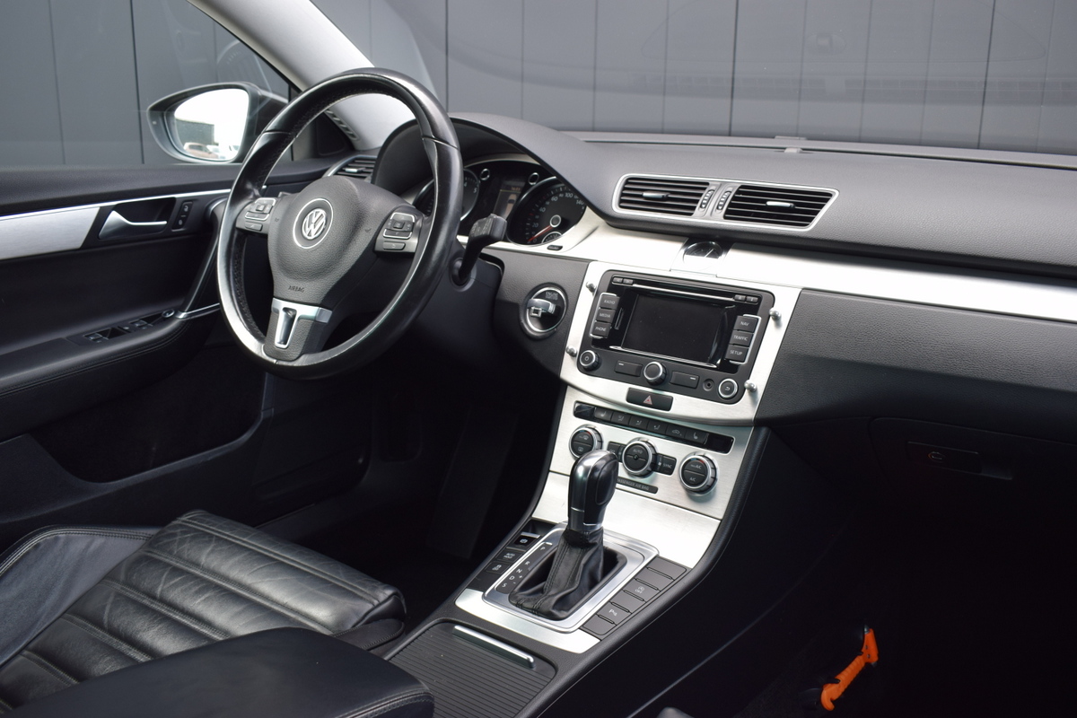 Volkswagen Passat Volkswagen Passat Variant 1.4 TSi Automaat Highline  Executive Line Zwart Leder | Full Map Navi | Telefonie | Sportstoelen | Trekhaak