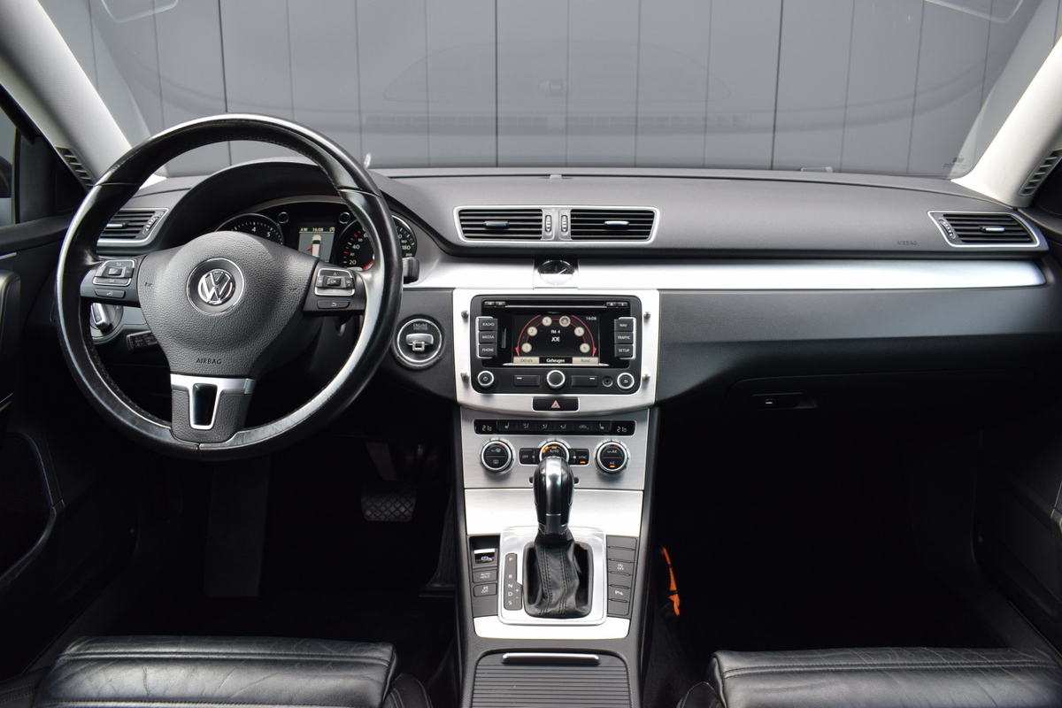 Volkswagen Passat Volkswagen Passat Variant 1.4 TSi Automaat Highline  Executive Line Zwart Leder | Full Map Navi | Telefonie | Sportstoelen | Trekhaak