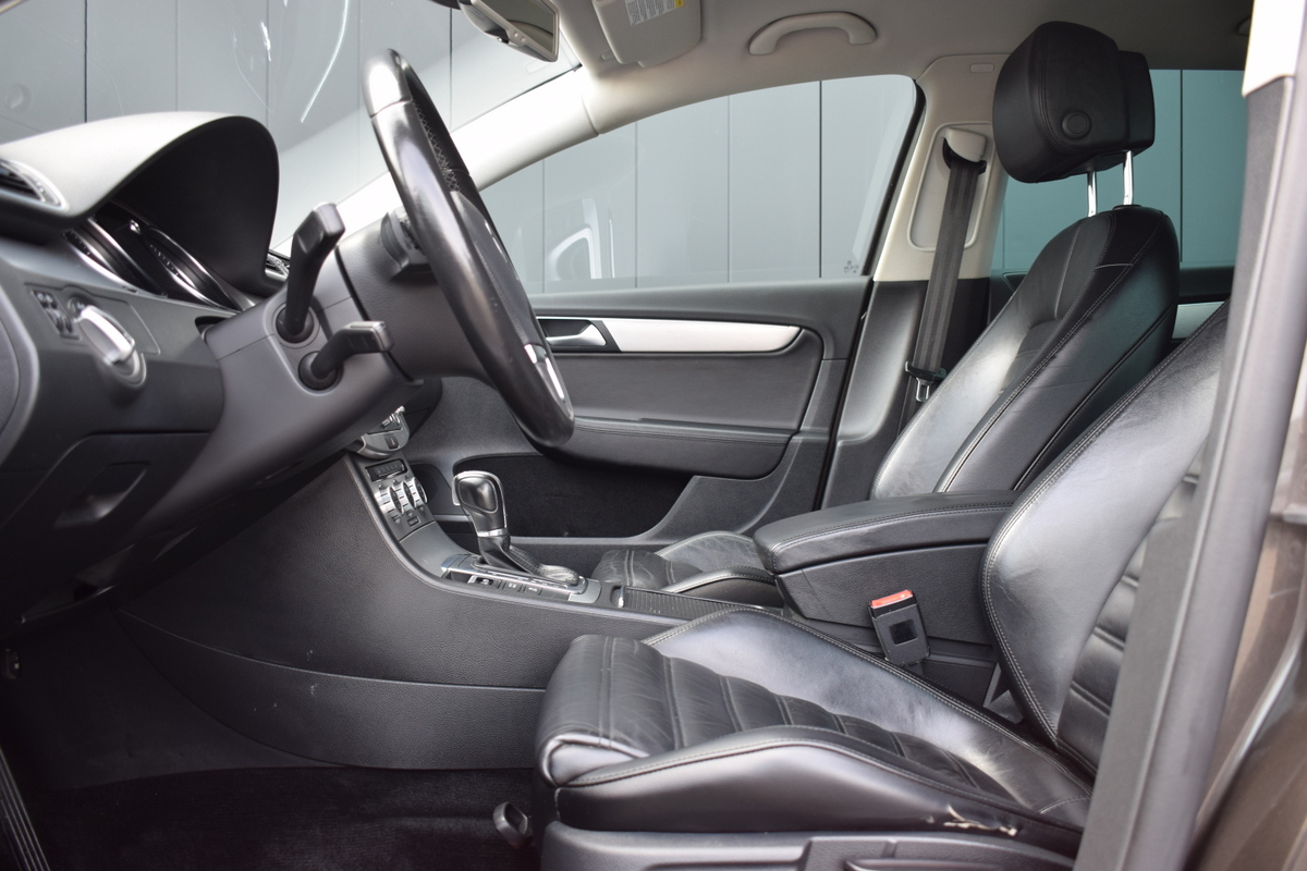 Volkswagen Passat Volkswagen Passat Variant 1.4 TSi Automaat Highline  Executive Line Zwart Leder | Full Map Navi | Telefonie | Sportstoelen | Trekhaak